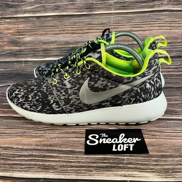 Nike Roshe Run Women's Gray Black Print Athletic‎ Running Shoes - Picture 3 of 8